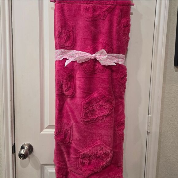 Juicy Couture Home Crown Embossed Faux Fur Plush Throw Blanket - Picture 3 of 7